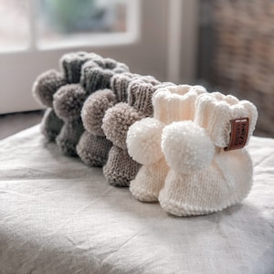 Botinhas Pom Pom de lã merino australiana tricotada