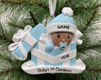 Gepersonaliseerde Afro-Amerikaanse babyjongen in heden ornament Eerste kerst baby Perfect cadeau voor baby Aangepast ornament - kerstornament