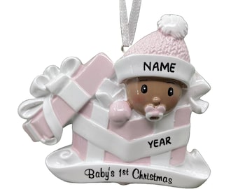 Gepersonaliseerde Afro-Amerikaanse babymeisje in heden ornament Eerste kerst baby perfect cadeau voor baby Aangepast ornament - kerstornament