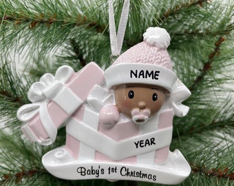 Gepersonaliseerde Afro-Amerikaanse babymeisje in heden ornament Eerste kerst baby perfect cadeau voor baby Aangepast ornament - babyornament