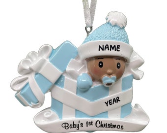 Gepersonaliseerde Afro-Amerikaanse babyjongen in heden ornament Eerste kerst baby perfect cadeau voor baby Aangepast ornament - Babyornament