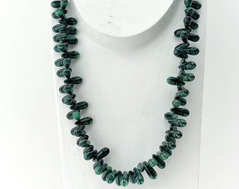 Bohemian glass beads | Drop shape | Green | Bohemian | Handmade | Vintage | BeadsCompany SN24