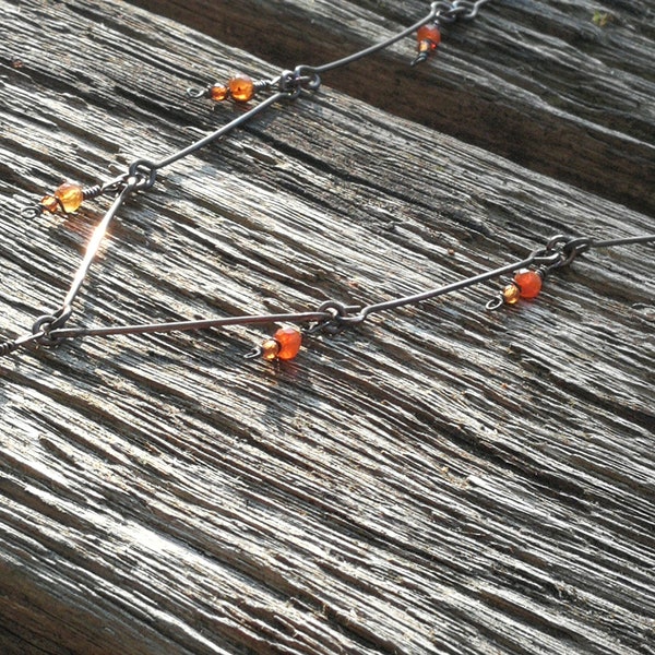 Gepatineerde koperen halsketting met Carnelian edelstenen. (098)