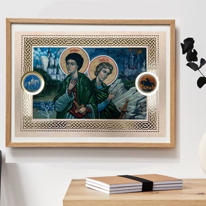 Könnte beinhalten: Eine gerahmte Illustration von zwei Figuren in mittelalterlicher Kleidung, die in einer Landschaft mit einer Burg im Hintergrund stehen. Die Figuren halten Schwerter und sind von einem goldenen keltischen Knotenrand umgeben. In den oberen Ecken befinden sich zwei runde Medaillons mit Bildern von Pferden.