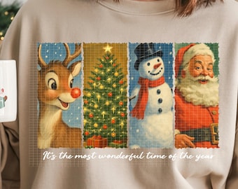 Könnte beinhalten: Beiges Sweatshirt mit einem weihnachtlichen Motiv mit Rudolph, einem Weihnachtsbaum, einem Schneemann und dem Weihnachtsmann. Der Text "It's the most wonderful time of the year" ist darunter gedruckt. Eine weiße Tasse mit Weihnachtsmann-Design wird gehalten.