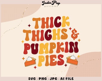 Könnte beinhalten: Ein Grafikdesign mit dem Text "Thick Thighs & Pumpkin Pies" in einem Retro-Schriftart-Stil. Der Text ist in Rot-, Orange- und Gelbtönen gehalten. Auf beiden Seiten des Textes befinden sich zwei Stücke Kürbiskuchen mit Schlagsahne.