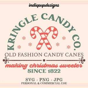 Puede incluir: Un logotipo verde y blanco para Kringle Candy Co. con el texto "Old Fashion Candy Canes" y "making christmas sweeter since 1822". El logotipo presenta dos bastones de caramelo rojos y blancos cruzados.