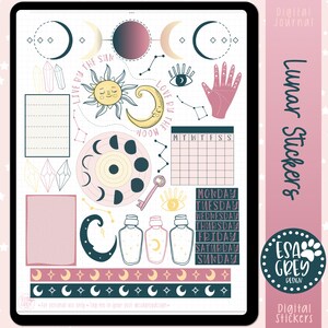 Op de afbeelding: Een set digitale stickers met een maan, sterren, kristallen en een hand met het woord "LUNA" erop. De stickers zijn in een roze en blauwe kleurstelling en hebben een speels, hemels thema. De tekst "Live by the Sun, Love by the Moon" is in de afbeelding opgenomen.