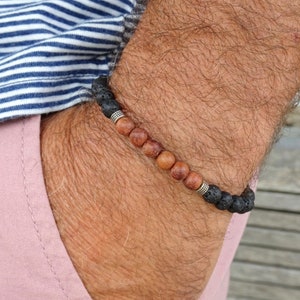 Herrarmband med lavasten och sandelträ. Armband med svarta pärlor. Ädelstenssmycken för män. Present till honom.