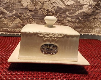 THL White Farmhouse Butter Dish with Silver Emblem