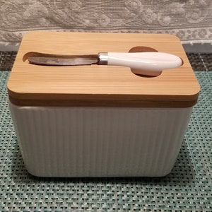 Porcelain Line Embossed White Butter Dish with Knife image 1
