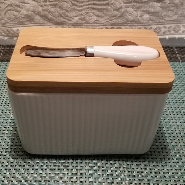 Porcelain Line Embossed White Butter Dish with Knife