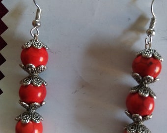 Perles rouges et boucles d’oreilles argentées