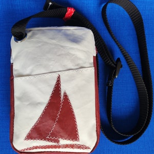 Segeltuchtasche "Mien Lüttje" aus weißem und dunkelrotem Segel mit Segelapplikation - personalisierbar