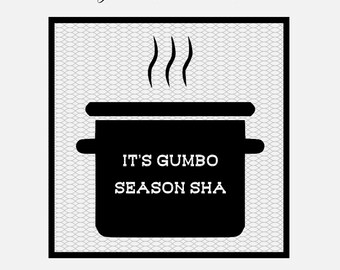 Puede incluir: Diseño gráfico en blanco y negro de una olla con vapor saliendo de ella. El texto "It's Gumbo Season Sha" está escrito en blanco en la olla.