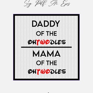 Op de afbeelding: Een zwart-wit grafisch ontwerp met de tekst "Daddy of the OhTwodles" en "Mama of the OhTwodles" in rood en wit. Het ontwerp is op een witte achtergrond met een grijs rasterpatroon.