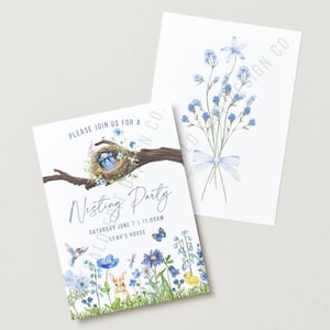Peut inclure: Invitation à une fête prénatale bleue et blanche avec un oiseau dans un nid, un lapin et un poussin. L'invitation indique "Veuillez vous joindre à nous pour une fête de nidification" et comprend la date, l'heure et le lieu.