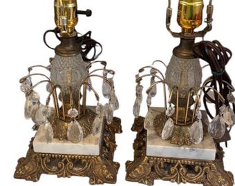 Par de lámparas de mesa vintage Hollywood Regency con cristales, detalles de mármol y una base de latón de 16" de alto.