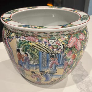 Gorgeous Vintage Chinese Porcelain Fish Bowl Planter Multi-colored 10x8” Rose Medallion Canton Famille Asian