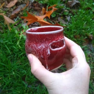 Minimalist Egg Separator: Kitchen Tool with Easy-Pour Spout