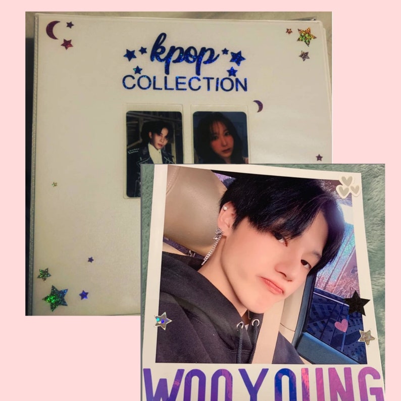 以下が含まれることがあります： 青いグリッター文字で「kpop collection」と書かれた白いバインダー。バインダーには、黒いパーカーを着た人の写真があり、紫色のグリッター文字で「Woo Young」と書かれている。