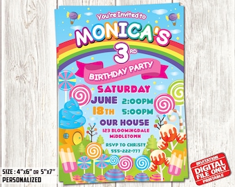 Puede incluir: Una colorida invitación de fiesta de cumpleaños con temática de dulces. La invitación dice "3er cumpleaños de Mónica" con detalles del evento. El diseño incluye un arcoíris, piruletas y una casa de dulces caprichosa. El tamaño es de 10,16 cm x 15,24 cm o 12,7 cm x 17,78 cm.