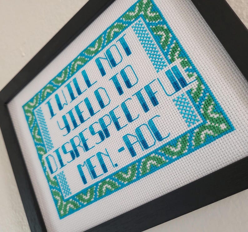 Puede incluir: Arte de punto de cruz enmarcado. El texto dice "I WILL NOT YIELD TO DISRESPECTFUL MEN - POC" en azul y blanco. El borde es un patr&oacute;n repetitivo de formas geom&eacute;tricas azules y verdes.
