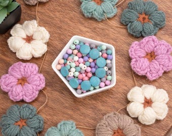 Crochet Daisy Flower Garland Pattern, Handmade Spring Decor (PDF Pattern)