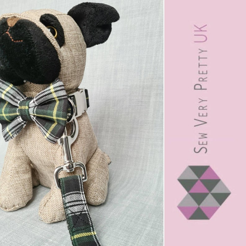 Puede incluir: Un perro de peluche con una pajarita a cuadros verde y amarilla y un collar y una correa a juego. La correa tiene un clip plateado. El fondo es gris claro con un rect&aacute;ngulo rosa en el lado derecho. El rect&aacute;ngulo tiene un dise&ntilde;o geom&eacute;trico y el texto "Sew Very Pretty UK".