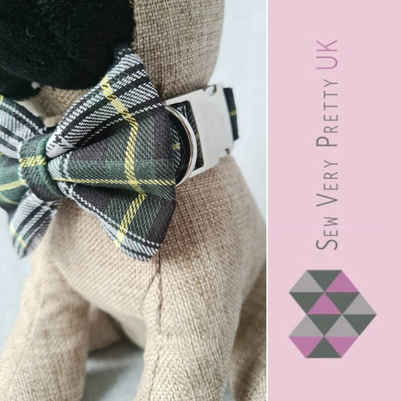 Puede incluir: Un collar de perro plateado con una hebilla y un anillo en D plateados. Una pajarita de tela escocesa negra y verde con acentos amarillos est&aacute; unida al collar. El collar est&aacute; en un juguete de peluche para perro.