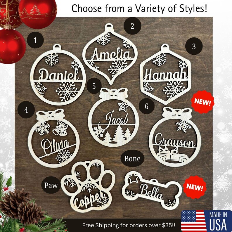 Op de afbeelding: Een assortiment van gepersonaliseerde houten kerstversieringen in verschillende stijlen, waaronder sneeuwvlokken, bomen, een vrachtwagen, een pootprint en een bot. Elke versiering heeft een naam, zoals Amelia, Daniel, Hannah, Jacob, Olivia, Grayson, Copper en Bella. De versieringen worden getoond op een houten oppervlak.