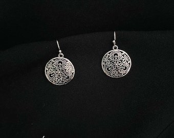 Pendientes colgantes florales de plata vintage: Pendientes colgantes huecos estilo boho
