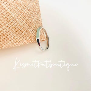 Puede incluir: Un anillo hexagonal de plata con acabado pulido.