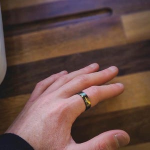 Zwart-gouden ring met onregelmatige textuur voor mannen en vrouwen | Verstelbare uniseks ring | Stijlvol bandringcadeau