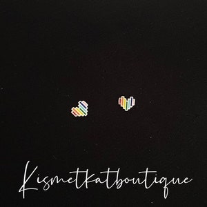 Pendientes de botón con forma de corazón de arcoíris de colores: bonitos pendientes de botón, regalo para amigos.