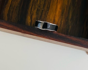 Anello asessuale ispirato alle onde, elegante e regolabile, in oro o argento. Anello nero, anello Ace.