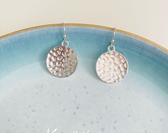 Pendientes minimalistas de gancho con disco texturizado martillado en plata: joyería colgante moderna y elegante para mujer