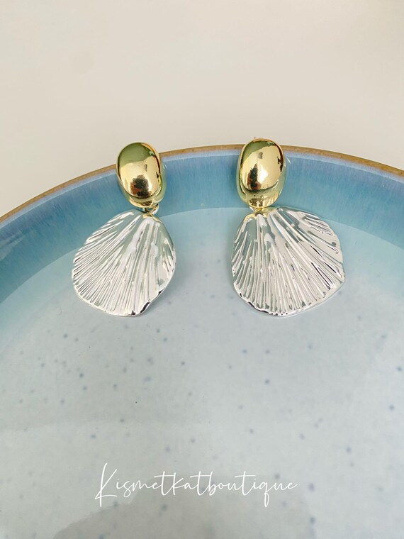 Delicati orecchini a conchiglia, gioielli minimalisti fatti a mano, orecchini a perno organici da spiaggia, regalo per ringiovanimento e fortuna, oro su argento sterling 925 - Italia