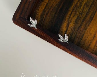 Pendientes minimalistas de hoja de inspiración forestal en plata. Pequeños pendientes de hoja. Regalo de aretes botánicos.