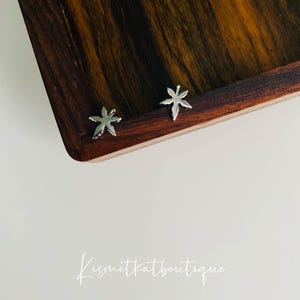 Silber Ahornblatt Ohrstecker, zierliche Unisex Blatt Ohrringe, Minimalist Natured inspirierte Ohrringe Geschenk für den Alltag