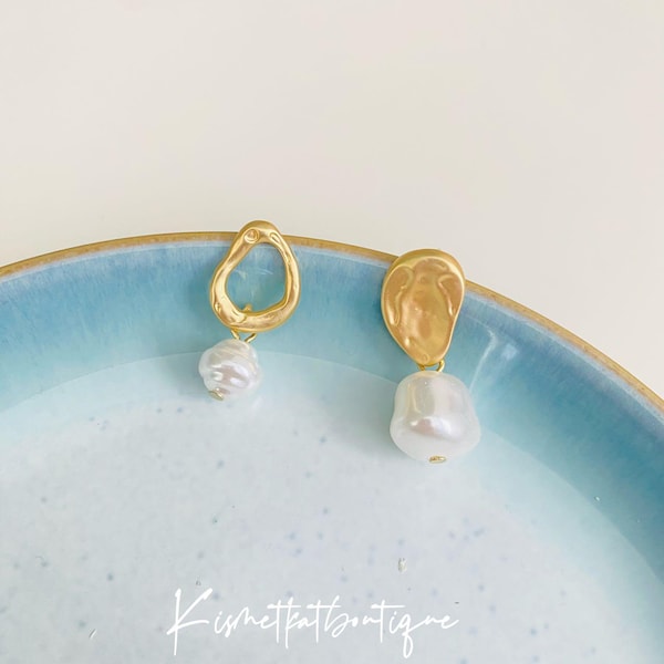 Pendientes barrocos de perlas de agua dulce, pendientes colgantes de perlas no coincidentes, pendientes de perlas bañadas en oro