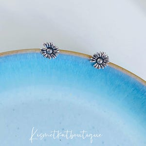 Retro Silver Daisy Stud Earrings, Dainty Stud Daisy Earrings, Gift for Her, Daisy Flower Forget Me Not Jewellery for Friend or Girlfriend