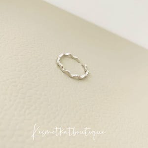 Minimalistischer verstellbarer Wellenring - Zarter Stapelring, Perfektes Geschenk für Freunde, Strand inspirierter dünner Bandring