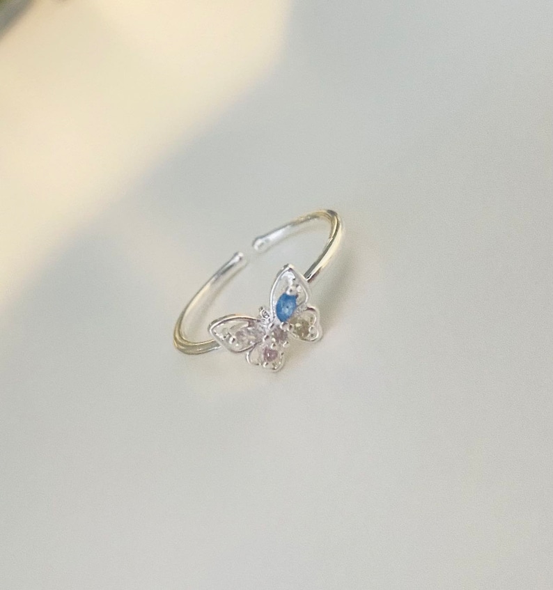 Örhängen med regnbågsfärgade fjärilsmönster till henne, födelsedagspresent, present till mamma, mormor, barn eller vänner ring