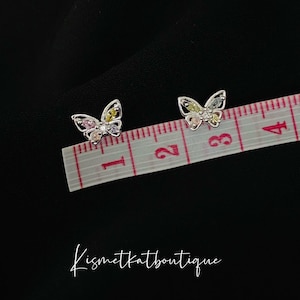 Örhängen med regnbågsfärgade fjärilsmönster till henne, födelsedagspresent, present till mamma, mormor, barn eller vänner bild 6