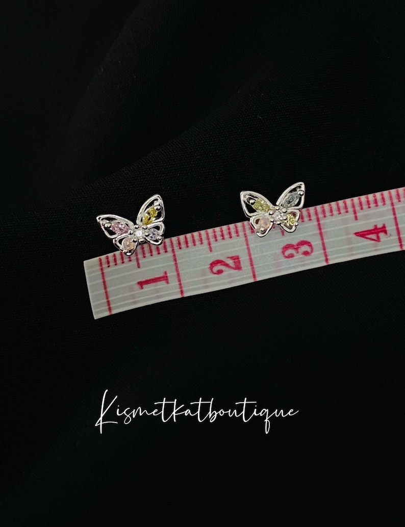 Örhängen med regnbågsfärgade fjärilsmönster till henne, födelsedagspresent, present till mamma, mormor, barn eller vänner bild 6