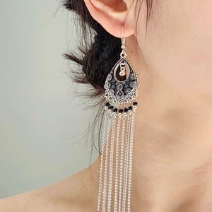 チベット民族のロングボヘミアンドロップシルバーイヤリング - 大胆なステートメントイヤリング、ヴィンテージトライバルフープボヘミアンイヤリング