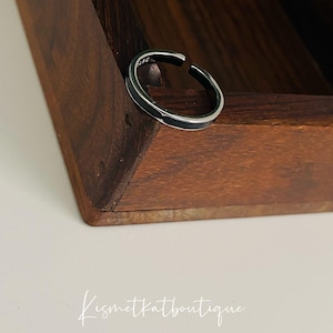 Pu&ograve; includere: Un anello d'argento con una fascia larga, posto in una scatola di legno.