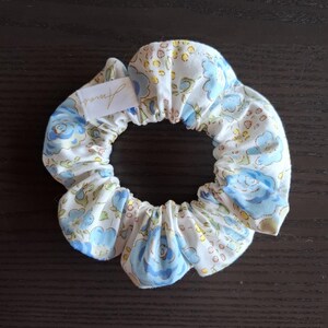 White cotton scrunchie blue flowers, scrunchie with blue flowers, floral scrunchies, white cotton scrunchies, scrunchie for every day
