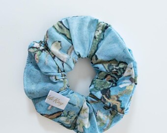 Van Gogh inspiriertes Scrunchie - Mandelblüten Satin Haargummi - Handgemachtes florales Haaraccessoire, Geschenk für Sie, Vincent Van Gogh Produkte